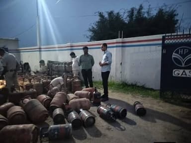 Kishanganj जिला पदाधिकारी श्री विशाल राज के निर्देशानुसार जिले में घरेलू गैस सिलेंडरों के अवैध उपयोग, जमाखोरी एवं बिना अ...