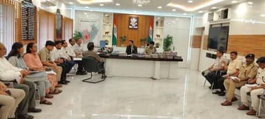 Kishanganj जिला पदाधिकारी श्री विशाल राज एवं पुलिस अधीक्षक श्री संतोष कुमार की संयुक्त अध्यक्षता में समाहरणालय स्थित कार...
