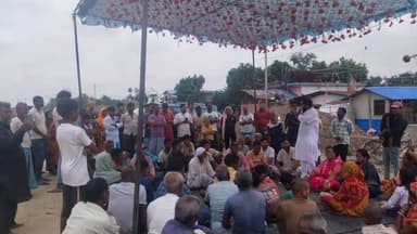 किशनगंज से बहादुरगंज रोड में डोरामारी पंचायत के मोहरमारी चौक में अंडर पास को लेकर एक दिवसीय धरना में पहुंचेl Er Nasik Na...