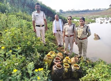 अमरवाड़ा आबकारी ने सिंगोड़ी क्षेत्र अंतर्गत दबिश के दौरान 30 लीटर हाथ भट्टी मदिरा एवं 450 कि.ग्रा. महुआ लाहन किया बरामद
=...