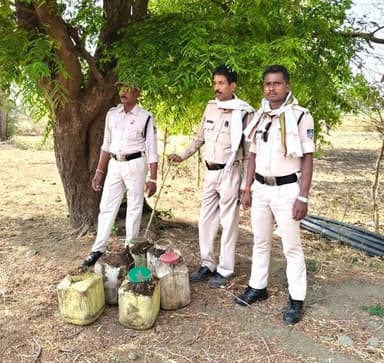 शहर में अवैध शराब के अड्डों पर आबकारी टीम की दबिश, महुआ लाहन और मदिरा बरामद
============================================...
