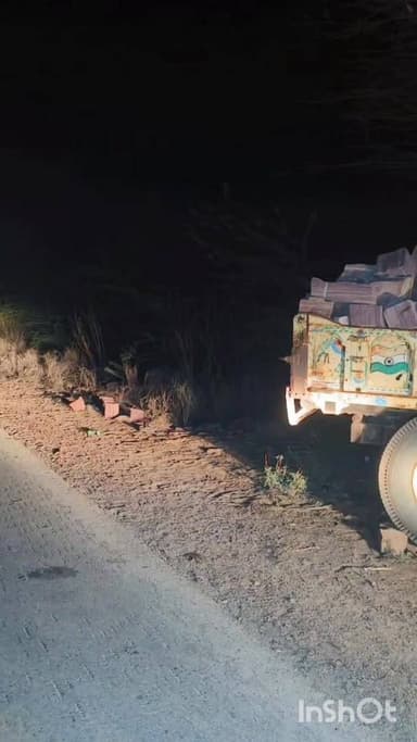 रात के अंधेरे में सड़क पर ट्रेक्टर ट्राली को खड़ा करना घा*तक हो सकता है
सड़क पर खड़ी पत्थरों से भरे ट्रेक्टर ट्रोली से...