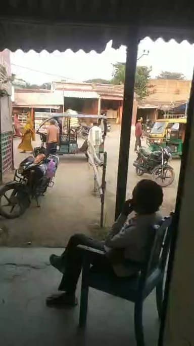 बैजनाथपुर चौक पर प्यारी बिटिया विष्णु प्रिया का बाल कटवाते....