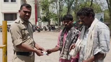 खंडवा: खंडवा में किसान की ईमानदारी: सड़क पर मिले ₹4500 पुलिस को सौंपे, वीडियो वायरल