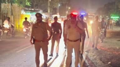 खैर: थाना खैर में अपराध नियंत्रण और शांति व्यवस्था के लिए क्षेत्राधिकारियों व थाना प्रभारियों ने की पैदल गश्त