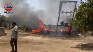 गर्मी से ट्रांसफार्मर में लगी आग, झाड़ियों में फैलने लगी : ग्रामीण अपने घरों से पानी लेकर आए, पानी टैंकर मंगवाए, आधे घंट...