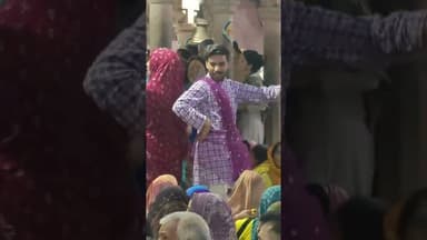 #बरसाना राधा रानी मंदिर में राधा जी के सामने उन्हें खुश करने के लिए श्रद्धालु नाचते गाते झूम उठे@