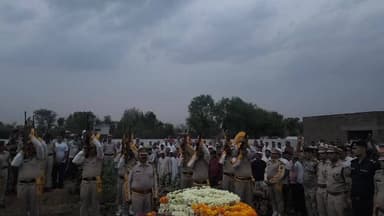 गांव मकडाना के CISF डिप्टी कमांडेंट मनोहर फोगाट का निधन, राजकीय सम्मान के साथ अंतिम संस्कार
चरखी दादरी:-
गांव मकडाना ...