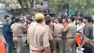सरकार और पेपर लीक ऊपर से विरोधी नारे फिर क्या जिसका डर वही हुआ
कानपुर में #NEET पेपर लीक के विरोध में #ABVP कार्यकर्ताओ...