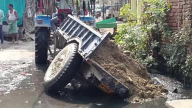 मधुबनी: मिट्टी से लदा ट्रैक्टर नाले में पलटा