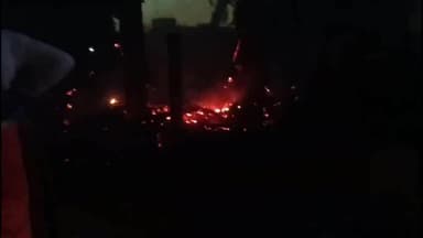 मिर्ज़ापुर: विंध्याचल थाना क्षेत्र के कठवइया गांव में चक्रवर्ती तूफान और तेज हवाओं से लगी आग में कार और मढ़हा जलकर हुआ खाक