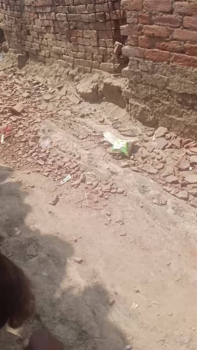 हरदहन गांव में जबरदस्ती पीसीसी में मकान बनाया जा रहा है लोगों के मना करने पर मान नही रहा