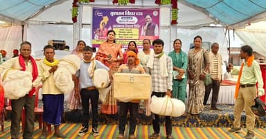 सुशासन तिहार-2026 के तहत छुईखदान विकासखंड के ग्राम मानपुरपहाड़ी में आयोजित जनसमस्या समाधान शिविर में ग्रामीणों की बड़ी भ...
