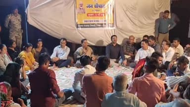 निवाड़ी: सेंदरी में प्रशासन की रात्रि चौपाल, कलेक्टर ने सुनी ग्रामीणों की समस्याएं