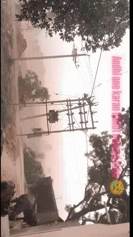 Fatehpur jile ke langarpur gaon mein Aandhi ka kahar dekh sakte hain kaise पेड़-पौधे टूट-टूट kar gir rahe hain