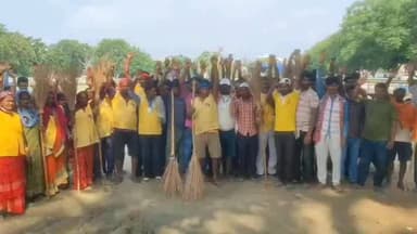 पटोरी: वेतन और पीएफ की मांग पर सफाई कर्मियों की हड़ताल, पटोरी शहर में जगह-जगह कचरे का अंबार