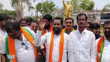 సిరిసిల్ల: 14 పంటల కనీస మద్దతు ధర పెంపు నిర్ణయం పట్ల హర్షం వ్యక్తం చేస్తూ ప్రధాని నరేంద్ర మోడీ చిత్రపటానికి పాలాభిషేకం.