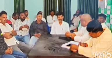 चतरा: जेएमएम पार्टी कार्यालय में संगठन को मजबूत करने के लिए जिलाध्यक्ष के नेतृत्व में हुई बैठक