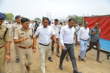 कलेक्टर श्री ऋतुराज सिंह ने तत्परता दिखाते हुए पूरे प्रशासनिक अमले को अलर्ट मोड पर रखा।सभी जगह के एंबुलेंस और फायर ब्रिग...