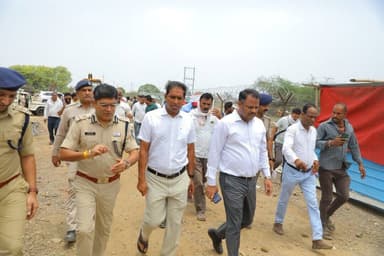 देवास जिले के टोंककला स्थित पटाखा फैक्ट्री में हुई घटना की सूचना मिलते ही संभागायुक्त श्री आशीष सिंह, एडीजी श्री राकेश ग...