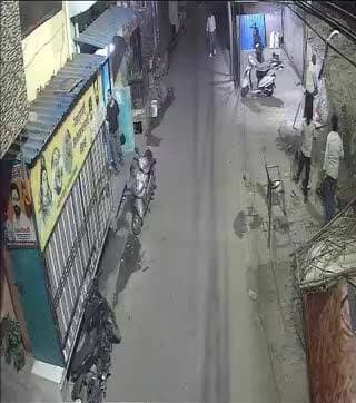din dahade goli mar di gai pablic mook darshak bani dekhti rahi