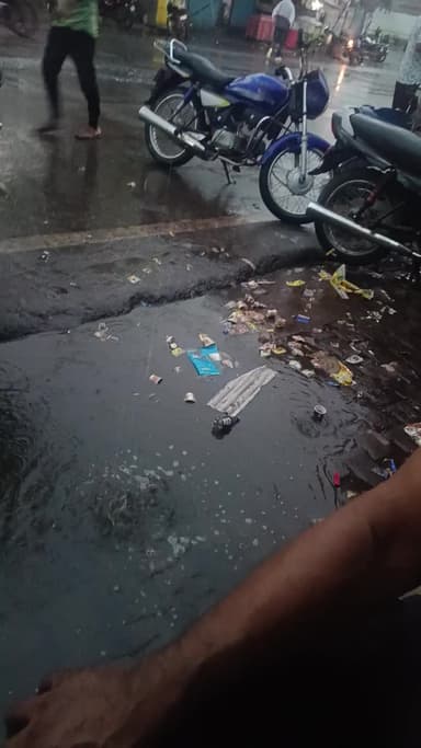 मकराना पुलिस थाने से बाइपास तिराया तक रोड़ निर्माण हुआ पुराने रोड़ की पुन: खुदाइ न कर चार से पांच इंच तक रोड़ ऊंचा किया