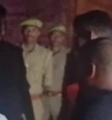 बीघापुर: बीघापुर के सीओ ने सड़क पर दुकान लगाए दुकानदारों को दी सख्त हिदायत