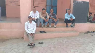 मनोहरथाना: जय श्री भीलान विद्यालय के पांच अध्यापक प्रधानाध्यापक की कार्यशैली से नाराज होकर प्रदर्शन पर बैठे