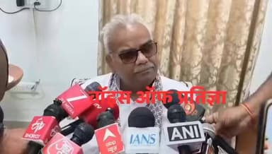 आपके साथ भी मेरे कई फोटो है हम राजनीति मे काम करते है तो हजारो लोगो के साथ रोज फोटो खिचते है कौन कैसा है हमको जानकारी नह...