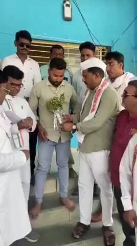 पचोर: बिजली कटौती पर कांग्रेस का अनोखा प्रदर्शन, पचोर में बिजली विभाग के अधिकारी को बेशर्म के फूलों का गुलदस्ता भेंट किया