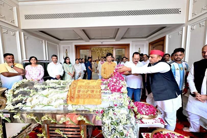 अखिलेश यादव ने प्रतीक यादव जी के पार्थिव शरीर को श्रद्धासुमन अर्पित किए।
विनम्र श्रद्धांजलि !