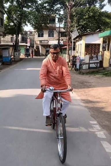 সাইকেল চালিয়ে বিভিন্ন কার্যক্রমে গেলেন মন্ত্রী রতন লাল নাথ