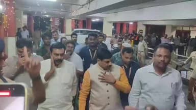 देवास: मुख्यमंत्री डॉ. मोहन यादव ग्राम बांगर स्थित अमलतास अस्पताल पहुंचे, घायलों से की बातचीत