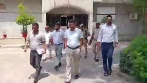 #ये बाराबंकी के DM ईशान प्रताप सिंह साहब हैं। डीएम साहब आज घर से दफ्तर पैदल पहुंचे। उनके साथ ADM भी पैदल चले। पीएम मोदी ...