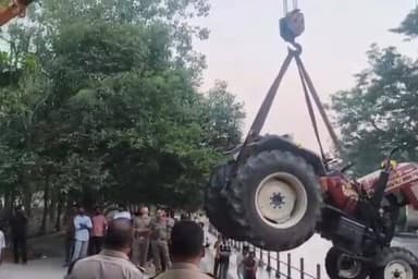 भाइयों। इस घटना से हमें क्या प्रेरणा मिलती है ------
हरिद्वार जिले में लक्सर के एक किसान ने नया ट्रैक्टर खरीदा...
गंग...