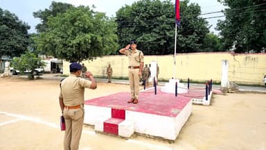 #SP_AURAIYA द्वारा पुलिस लाइन में साप्ताहिक परेड की सलामी ली गई तथा विभिन्न इकाइयों मेस, यू0पी0-112, परिवहन शाखा,शस्त्रा...