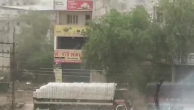 धमतरी: मौसम का बदला मिजाज, तेज हवा और आंधी से गिरी पेड़ों की शाखें, यातायात हुआ बाधित
