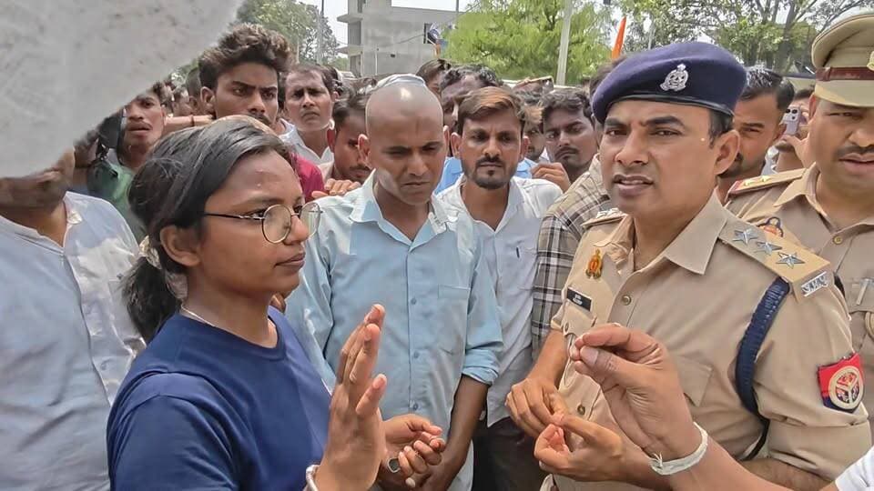 बस्ती में खुजली के इलाज के बाद महिला की मौ*त, अमृत अस्पताल मुंडेरवा पर गलत इंजेक्शन लगाने का आरोप
#followerseveryone #ni...