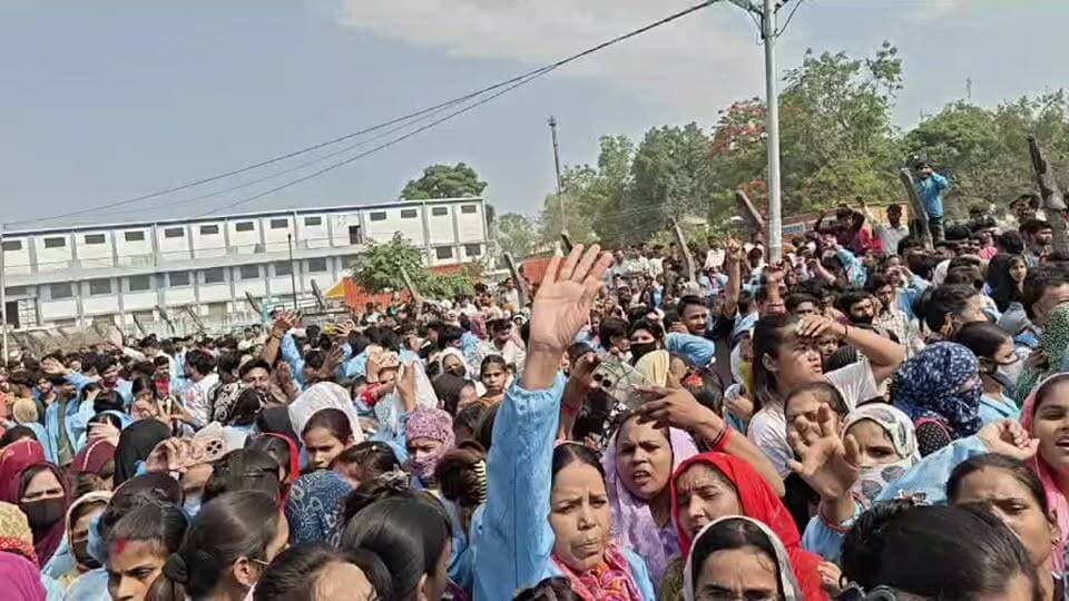 #सेलाकुई #डिक्सन में फिर मजदूरों का हल्ला बोल. सेलरी 20 हजार करने की मांग
#followerseveryone #highlightseveryone #Utta...