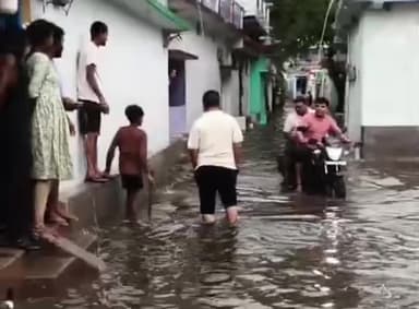 कुरूद: भारी बारिश से गांव में पानी घुसा, गली-मोहल्ले और घर जलमग्न