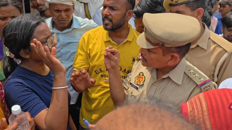 बस्ती में खुजली के इलाज के बाद महिला की मौ*त, अमृत अस्पताल मुंडेरवा पर गलत इंजेक्शन लगाने का आरोप
#followerseveryone #ni...