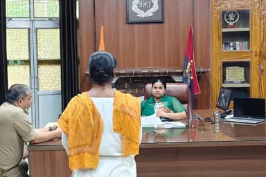 #SP_Mirzapur #अपर्णा_रजत_कौशिक द्वारा पुलिस कार्यालय पर जनता दर्शन में #जन_सुनवाई कर शिकायतों को सुना गया तथा उनके समयबद...
