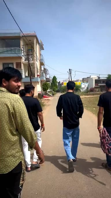 बराबरी में किसी की करता नही सम्मान में अपना झुकने देता नही बादशाह हो अपने घर के में किसी से काम नहीं..!
#apsgurjar #viral #gwalior