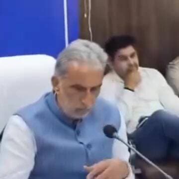 सांसद साहब ने खोली विकास की पोल!
17 साल पुरानी सड़क मजबूत,
नई सड़क एक महीने में ही ध्वस्त” 😳🛣️