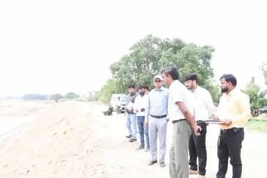 बांसी: कूड़ा नदी के तटबंध पर चल रहे बाढ़ निरोधक कार्य का जिलाधिकारी ने किया निरीक्षण