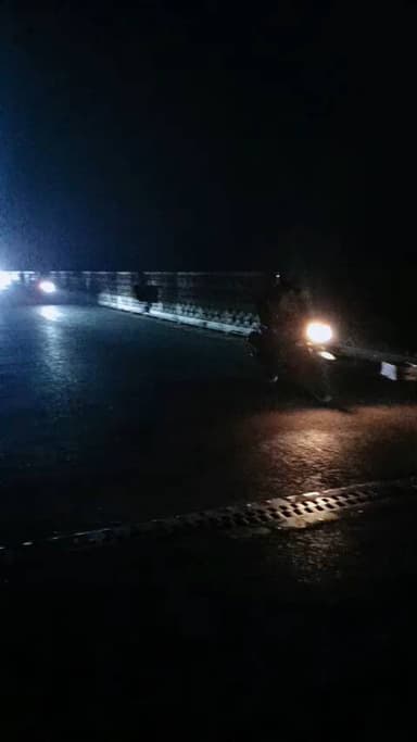 Curzon Bridge जोकि काफ़ी पहले बंद हो चुका है बाइक और फोरव्हीलर के लिए लेकिन फिर भी इसपे आवागमन चालू है?