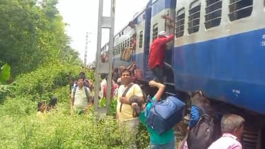 पूर्णिया-सहरसा डेमो एक्सप्रेस में आग लगने की अफवाह से मची अफरा-तफरी...
#Purnea #Saharsa #DemoExpress #TrainNews #Rumour...