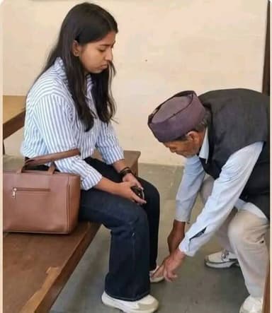 पौड़ी गढ़वाल में एक वीडियो सोशल मीडिया पर तेजी से वायरल हो रहा है, जिसमें एक बुजुर्ग द्वारा महिला ग्राम प्रधान के साथ बद...