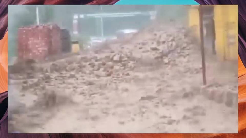 जौनपुर :-धनौल्टी के जौनपुर के बिलौन्दी पुल में बादल फटने से दुकानदारों का हुआ बहुत नुक़सान!
#highlightseveryone #follow...