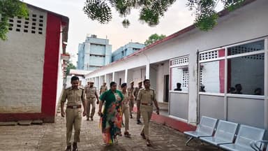 #SP_Mirzapur #अपर्णा_रजत_कौशिक द्वारा पुलिस लाइन भ्रमण/निरीक्षण के क्रम में परिवहन शाखा सहित अन्य शाखाओं, बैरकों, शौचालय...